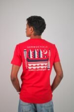 Camiseta “Sunrift Adventures” Vermelha