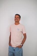 Camiseta “Sunrift Adventures” Bege - Imagem 4